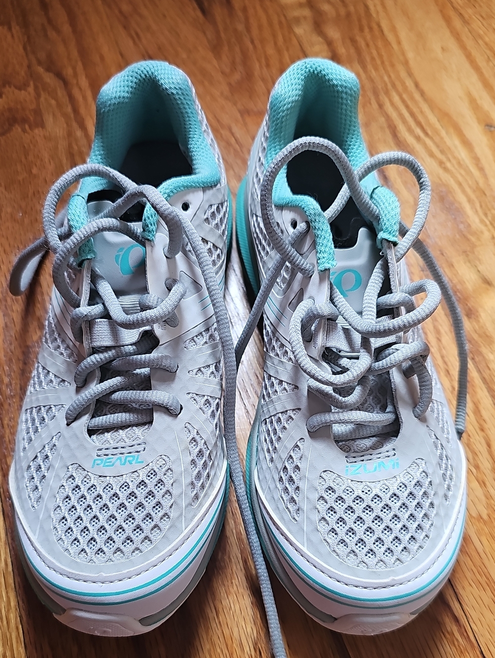 Pearl Izumi Women's Light Gray and Teal Cycling Shoes, New